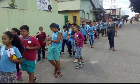 Entre as tarefas da gincana, os alunos devem levar às escolas possíveis criadouros do mosquito, como garrafas pet, pratinhos de plantas, latas, baldes, tambores, entre outros materiais. Foto: Divulgação